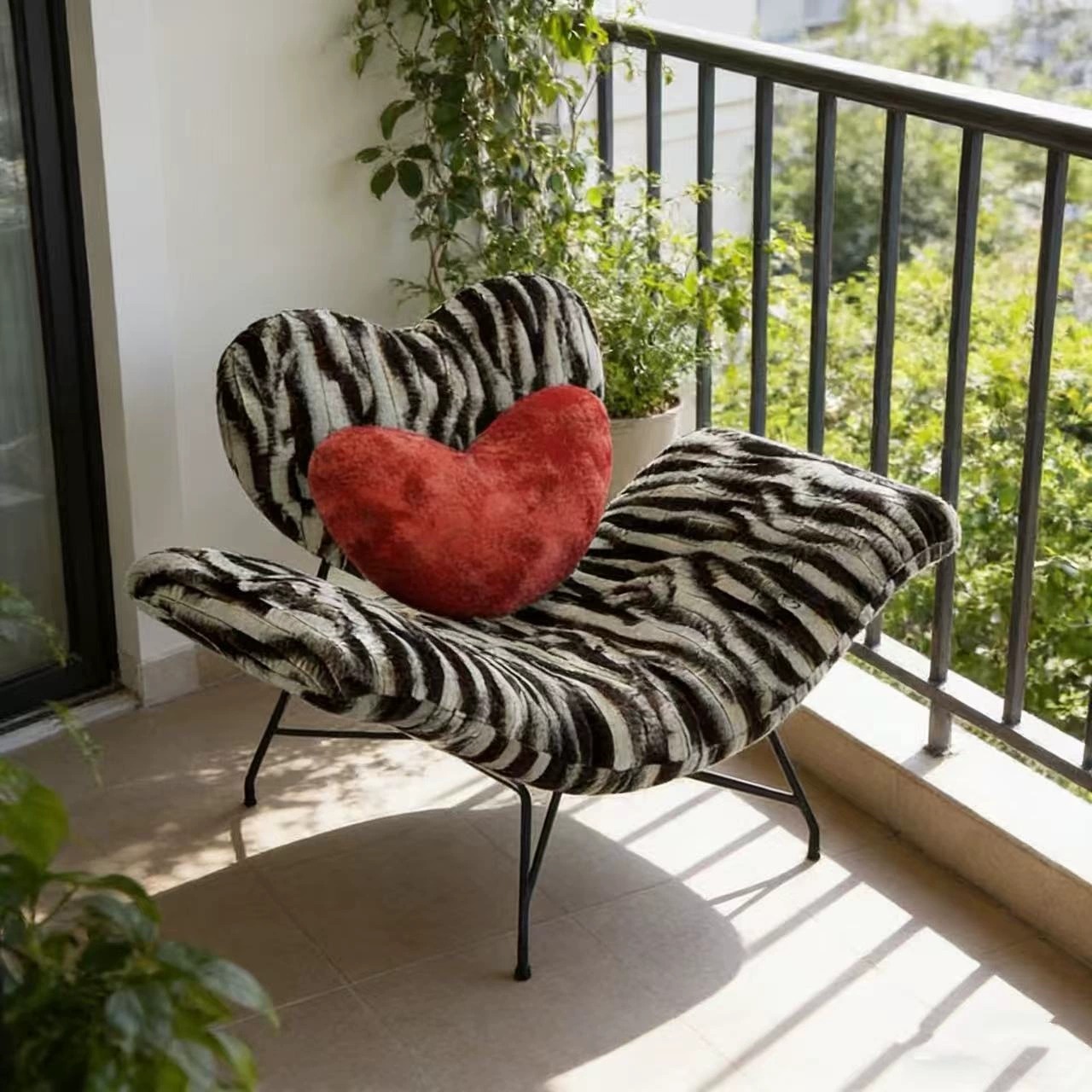 Plush velvet heart lounge chair with sturdy frame and soft padded back from China factory